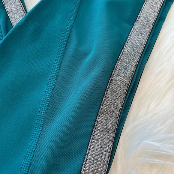 Victoria’s Secret Sport Knockout Tights - Picture 3 of 7